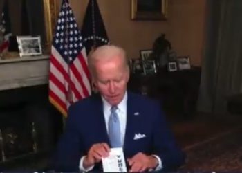 Joe Biden klammert sich bei einem virtuellen Treffen mit Gouverneur Whitmer an seine Notizkarten (VIDEO)