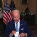 Joe Biden klammert sich bei einem virtuellen Treffen mit Gouverneur Whitmer an seine Notizkarten (VIDEO)