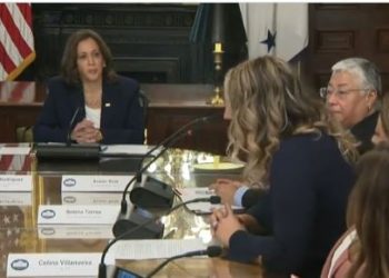 Kamala Harris nickt mit, während eine weibliche Teilnehmerin am Runden Tisch für die Entfernung von elterlichen Benachrichtigungen für Minderjährige plädiert, die Abtreibungen erhalten