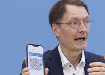 Lauterbach doch nicht vierfach geimpft? Letzte Impfung laut CovPassCheck im November 2021