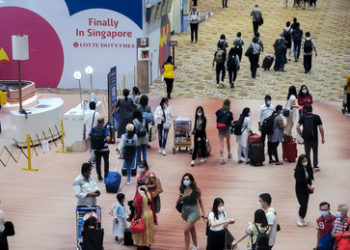 Maskenpflicht: Deutschland diskutiert, Singapur beendet sie in Schulen und Innenräumen