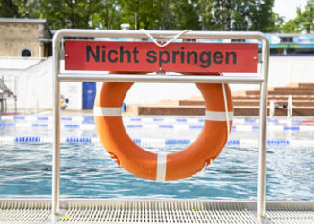 Neoliberale Vergraulstrategie: Wie den Bürgern Schwimmbäder madig gemacht werden