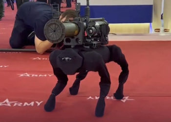 Roboterhund zielt mit Granatwerfer – Prototyp des russischen M-81 Robotersystems