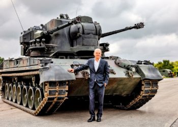 Scholz posiert auf Panzer in Putlos – Besuch bei ukrainischen Soldaten