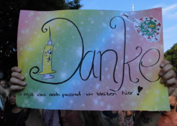 Teilnehmer der Kölner Satire-Demo "bedanken" sich für die Corona-Politik (Fotoreihe)