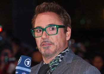 Twitter-Blase in Rage: Schauspieler Robert Downey Jr. trägt Socken mit Aufschrift "Russland"