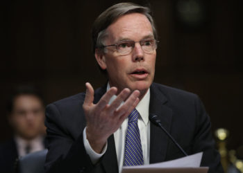 Der US-Botschafter in China steht auf den Straßen von Shanghai für den COVID-19-Test Schlange