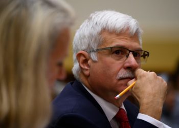 Ehemalige diplomatische offizielle Aufrufe zu Sanktionen gegen Amerikaner, die an Chinas Sklavenarbeit beteiligt sind