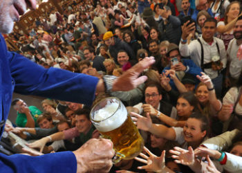 Droht Bierknappheit? – Hersteller drosseln Produktion: Deutschland geht die Kohlensäure aus