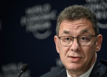 Pfizer-Chef zum zweiten Mal innerhalb von sechs Wochen positiv auf COVID-19 getestet