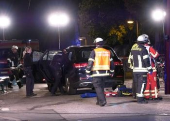 Rüsselsheim: Autofahrer rast in Feiergruppe – sechs Verletzte