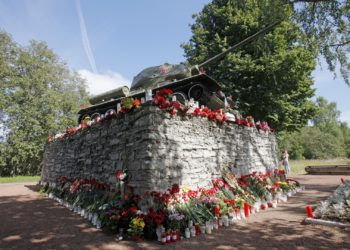 Russland enthüllt ein T-34-Panzerdenkmal nahe der estnischen Grenze