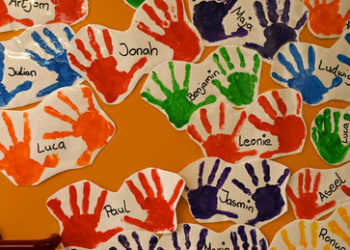 Berlin bekommt erste schwul-lesbische Kitas – Pädophilie-Vorwürfe an Vorstandsmitglied