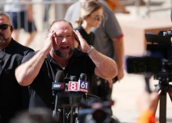 Fast eine Milliarde US-Dollar Strafe - Gericht verurteilt Alex Jones für Falschbehauptung