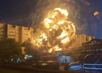 Flugzeug stürzt im Hof eines Wohnhauses in russischer Stadt Jeisk ab