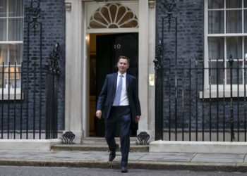 Großbritannien: Neuer Finanzminister Hunt kassiert Steuerpläne ein