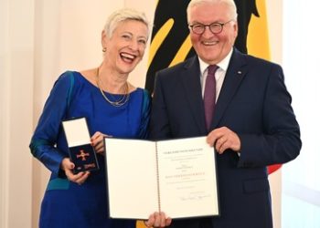 Gut lachen: Marieluise Beck erhält das Bundesverdienstkreuz 1. Klasse