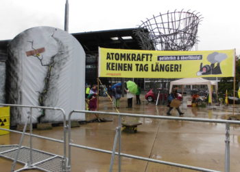 Hinter Drängelgittern: Proteste beim Grünen-Parteitag gegen Kriegs-, Umwelt- und Frauenpolitik