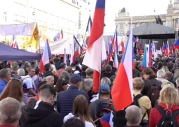 Massenproteste in Prag – Demonstranten fordern direkte Gespräche mit Russland