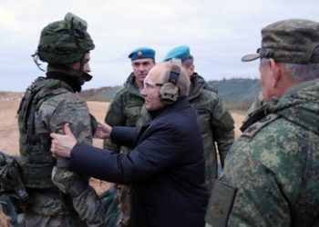 Putin besucht mobilisierte Soldaten und nimmt bei Übungen als Scharfschütze teil
