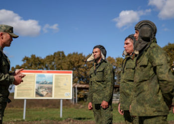 RT DE Exklusiv: Russischer Militärexperte antwortet Schweizer Kollegen