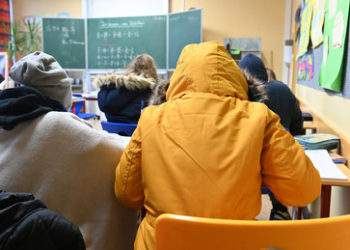 Statt zu heizen: Französischer Bürgermeister kauft Schülern Fleecejacken