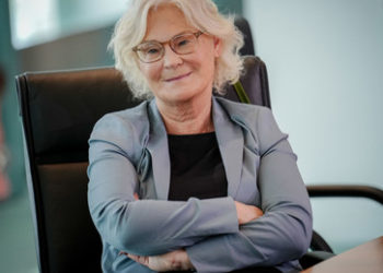 Taschenspielertrick im Verteidigungsministerium: Lambrecht verhilft Mitarbeiter zu lukrativer Stelle