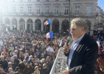 Tausende demonstrieren in Paris für Austritt Frankreichs aus NATO