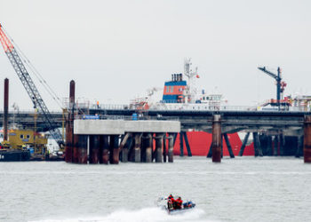 Erster Anleger für schwimmendes LNG-Terminal in Wilhelmshaven fertig