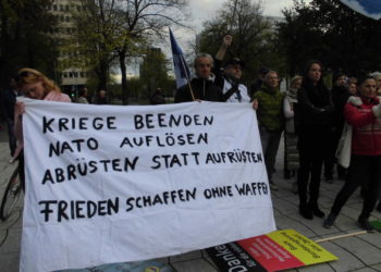 Friedensdemo in Düsseldorf: "US-Geopolitik zerstört deutsche Wirtschaft"