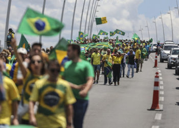 Proteste nach Präsidentenwahl in Brasilien: Auto fährt in Straßenblockade von Bolsonaro-Anhängern