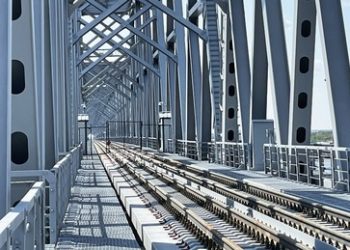 Russland und China nehmen erste Eisenbahnbrücke über Amur-Fluss in Betrieb