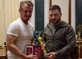 Selenskij erhält Oscar –  Geschenk von Sean Penn