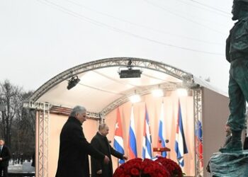 Wladimir Putin und Miguel Díaz-Canel weihen Denkmal für Fidel-Castro in Moskau ein