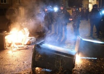 "Linke" Gewalt gegen Polizisten: Eskalationen bei Gegenprotest zu "Ami, go home"-Demo in Leipzig