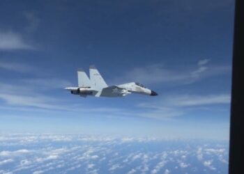Chinesischer Kampfjet macht „unsicheres Manöver“ in der Nähe von US-Militärflugzeugen über dem Südchinesischen Meer: Pentagon