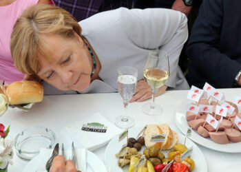 Das Völkerrecht als Buffet für den Westen: Merkel und Baerbock langen kräftig zu