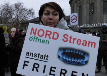 Friedensdemo russischstämmiger Bürger in Köln: "Von deutschem Boden darf nie wieder Krieg ausgehen"