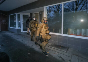 Frühmorgendliche Razzia im "Reichsbürger-Milieu" – Der Spiegel und Bild sind live dabei