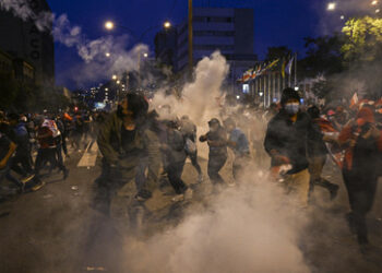 Mehrere Tote, Flughafen in Brand: Proteste in Peru eskalieren