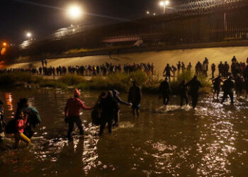 Migrantenzustrom in die USA: Tausende Menschen durchbrechen die Grenze bei El Paso