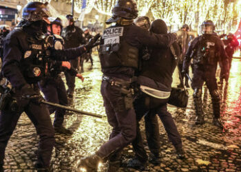 Nach Sieg Argentiniens bei der Fußball-WM: Polizei löst Menschenmenge in Paris auf