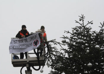 Nichts ist mehr heilig: "Letzte Generation" enthauptet Weihnachtsbaum am Brandenburger Tor