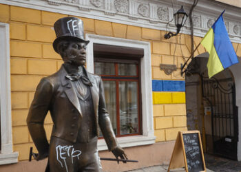 Wie der Stahl eingeschmolzen wurde – Ukraine reißt Denkmal für weiteren großen Schriftsteller ab