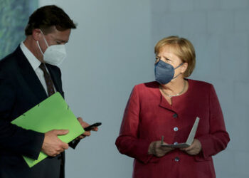 "Verkünder des Regierungsnarrativs": Wie Merkel ausgewählte Medien in der Corona-Krise einspannte