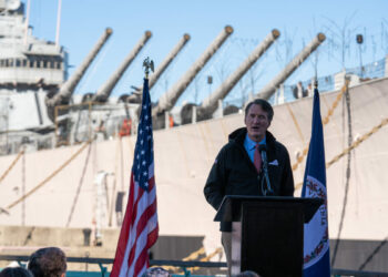 Der Gouverneur von Virginia, Youngkin, reagiert auf die Kritik an der Entscheidung eines Ford-Werks, das mit China zusammenarbeitet