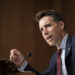 Senator Josh Hawley stellt Bill Banning TikTok aus den USA vor