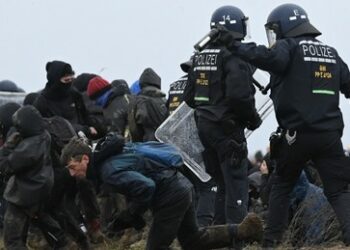 70 Polizisten in Lützerath verletzt – Aktivisten prangern Polizeigewalt an (Videos)