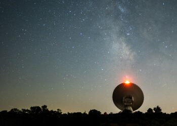 Astronomen fangen rekordverdächtiges Radiosignal einer extrem weit entfernten Galaxie ein