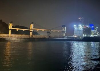 Bosporus gesperrt: Frachtschiff aus Ukraine läuft auf Grund